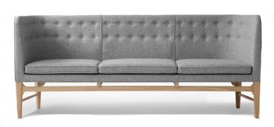 Graues Mayor Sofa von AndTradition mit Knopfdetails und hellem Holzgestell. Modernes 3-Sitzer Sofa.